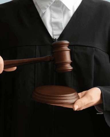 Spese legali, la Cassazione vieta le liquidazioni “a forfait”: obbligo di dettaglio per ogni fase del giudizio