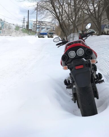 Neve, ghiaccio e due ruote: quando il Codice della Strada impone lo stop a moto e scooter