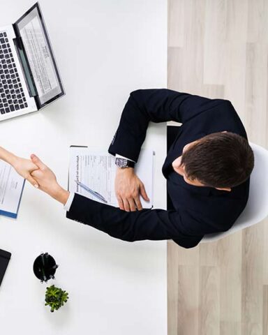 Annunci di lavoro, svolta sulla trasparenza: obbligo di indicare lo stipendio e stop alle domande sulle retribuzioni passate