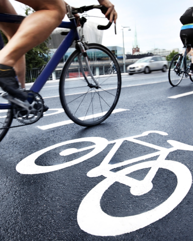 Nuovo Codice della Strada: verso una riforma organica della circolazione ciclistica. Casco obbligatorio, luci sempre accese e nuove regole di marcia