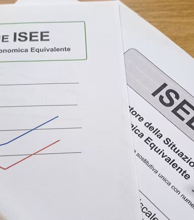 Assegno Unico, tra rivalutazione e nuovo ISEE: aumenti in arrivo, ma attenzione alle scadenze