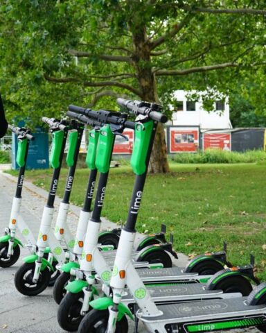 Monopattini elettrici, stretta normativa: targhino obbligatorio e assicurazione dal 16 maggio