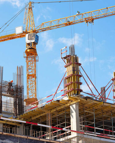Permesso di costruire e silenzio assenso: il Consiglio di Stato apre a effetti “consolidativi” anche in caso di non conformità urbanistica