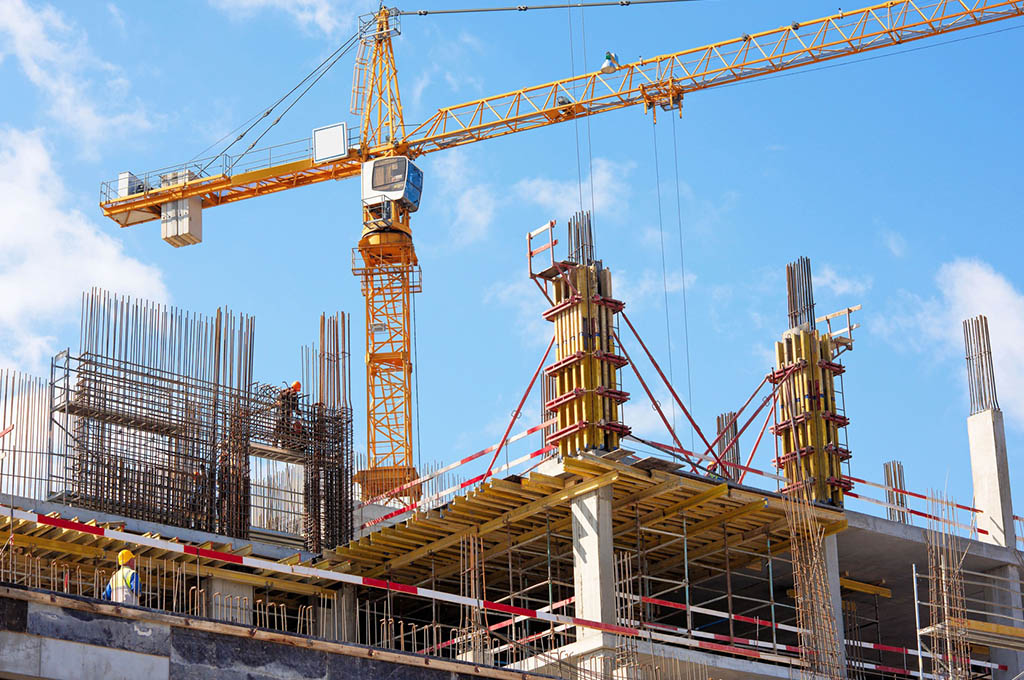 Permesso di costruire e silenzio assenso: il Consiglio di Stato apre a effetti “consolidativi” anche in caso di non conformità urbanistica
